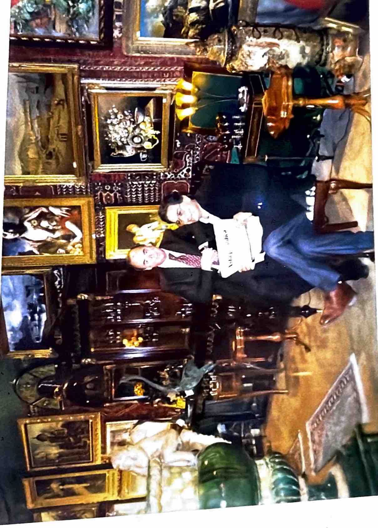 Lavoro quotidiano tra dipinti e antiquariato