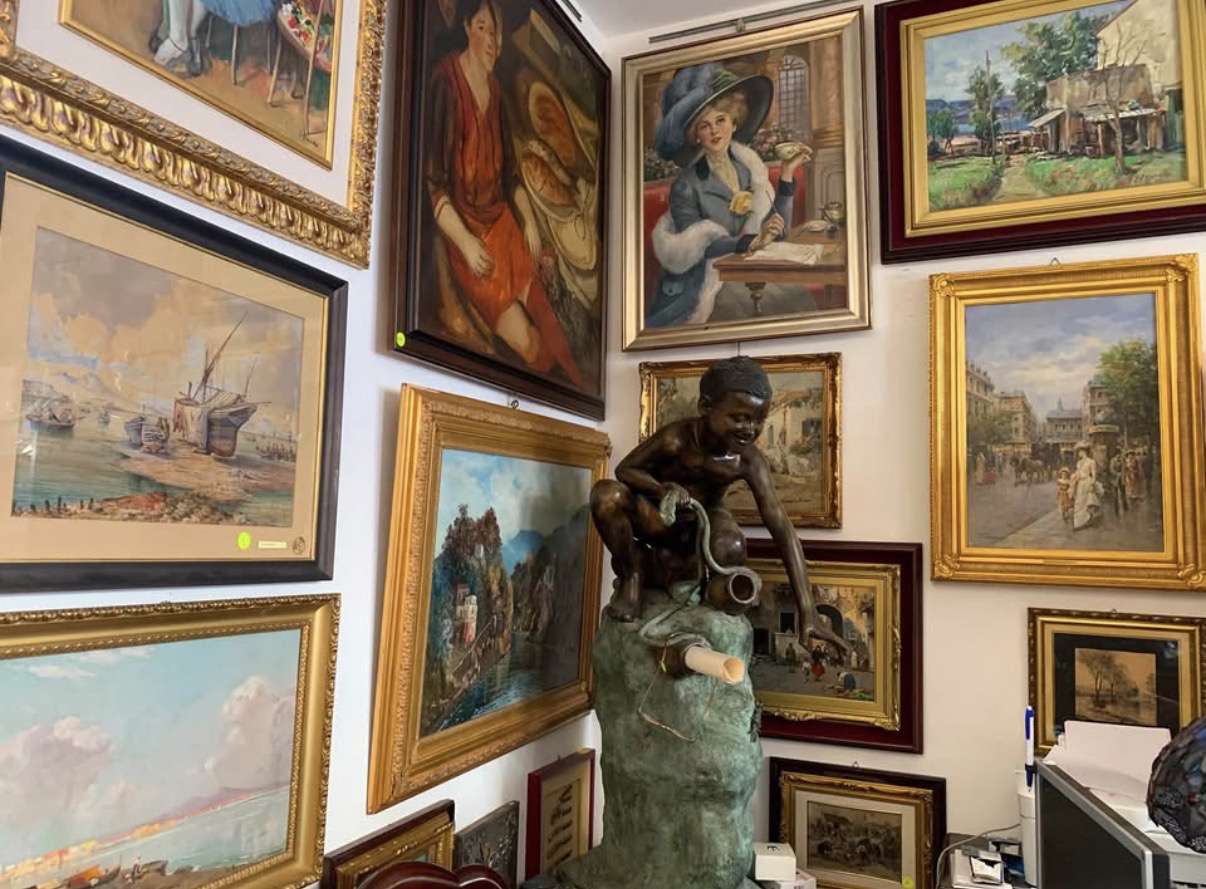Il cuore della galleria: dipinti e oggetti