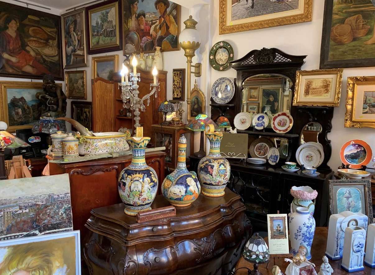 Ceramiche, arredi e pittura