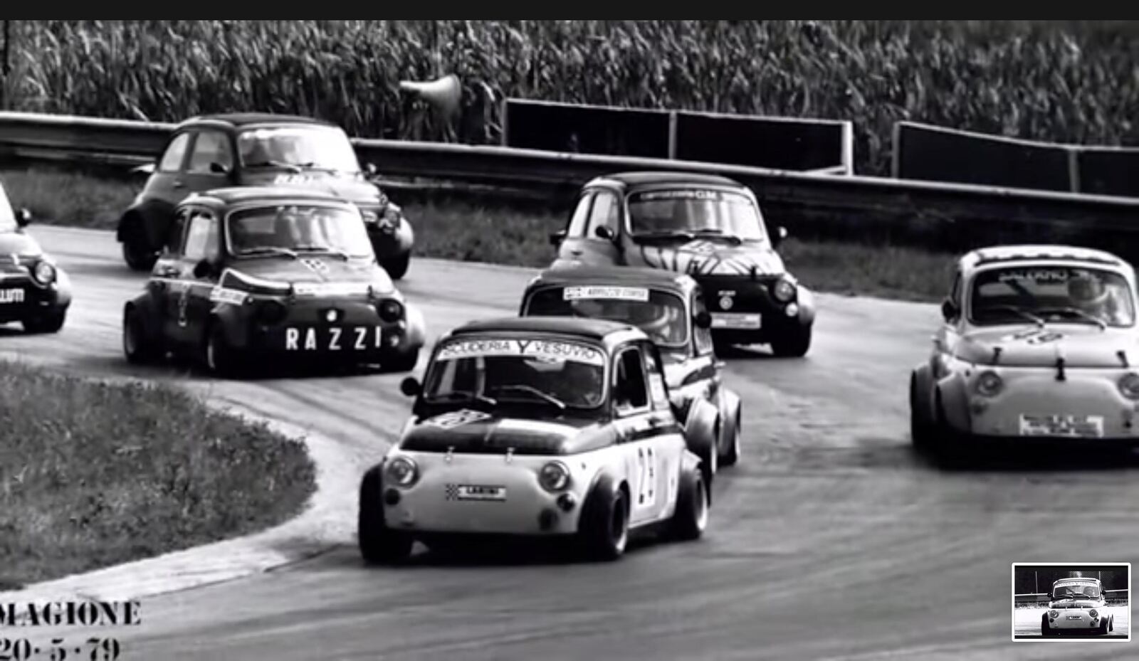 Gruppo di Fiat 500 da corsa in gara sul circuito di Magione